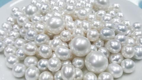 Pile_of_pearls_large